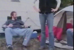 男生尿裤子视频,男生不慎尿裤子，视频记录全过程